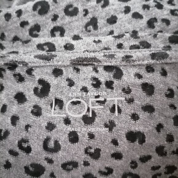 Any Taylor Loft Womens Gray Scoop Neck Leopard Print Comfy Blouse Top Size Large - Picture 7 of 7